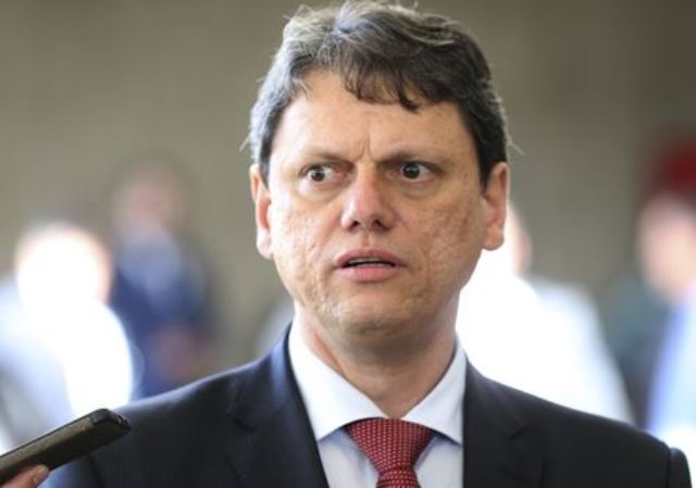 Governo estuda privatizar ou liquidar 100 estatais, diz ministro