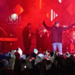 Homem invade palco e esfaqueia prefeito na Polônia