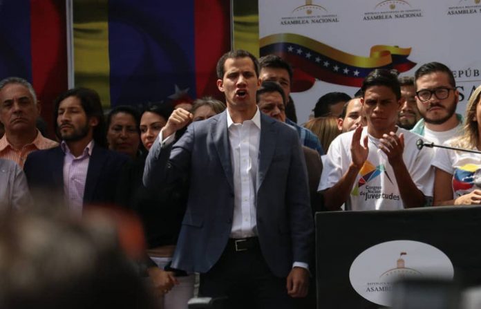 Líder opositor se declara presidente interino da Venezuela