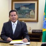 Presidente em exercício, Mourão recebe militares e diz que vai ‘tocar de lado’