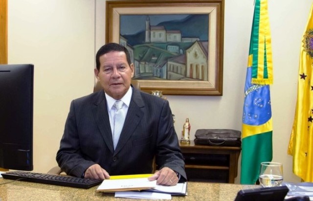Presidente em exercício, Mourão recebe militares e diz que vai 'tocar de lado'