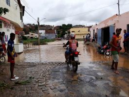 Chuva forte na madrugada deste sábado, causa sérios transtornos para moradores da cidade de Salgueiro