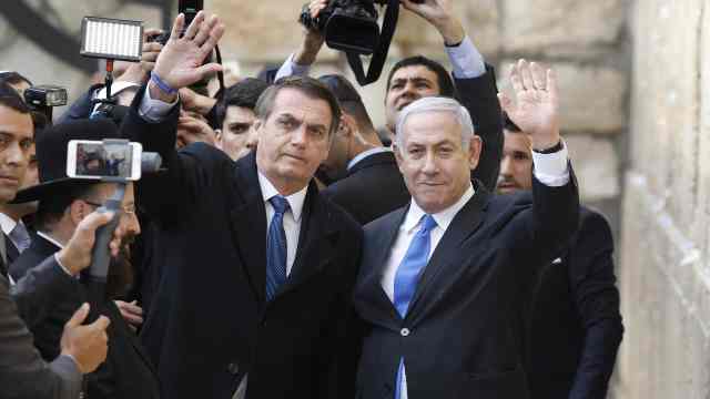 Bolsonaro vai a Muro das Lamentações com Netanyahu e faz pedido a Deus