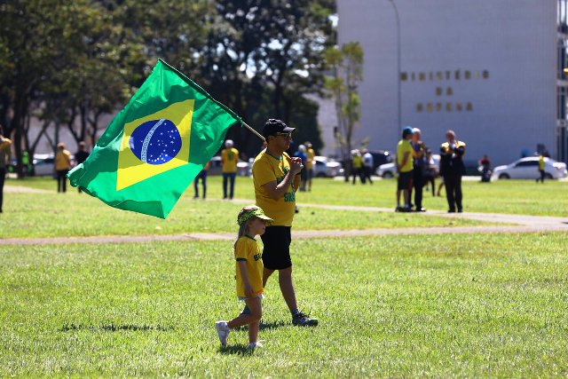 Povo está nas ruas para defender nação, diz Bolsonaro