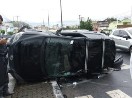 Carro capota após motorista desviar de moto e deixa três feridos em Caruaru