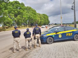 PRF alerta sobre o perigo do uso do celular ao volante em Igarassu