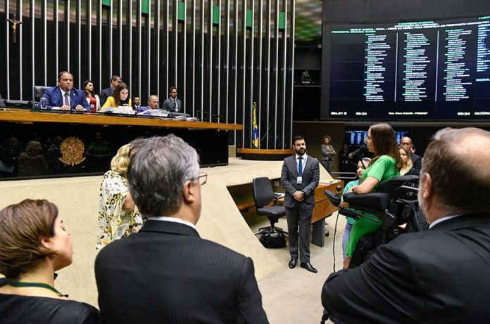 Congresso derruba veto ao aumento da renda familiar para acesso ao BPC