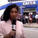 Durante reportagem ao vivo, homens correm em direção a jornalista com gritos de “Globo Lixo”