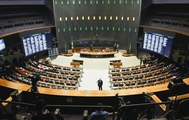 Plenário da Câmara aprova proposta que suspende dívidas do Fies durante a pandemia