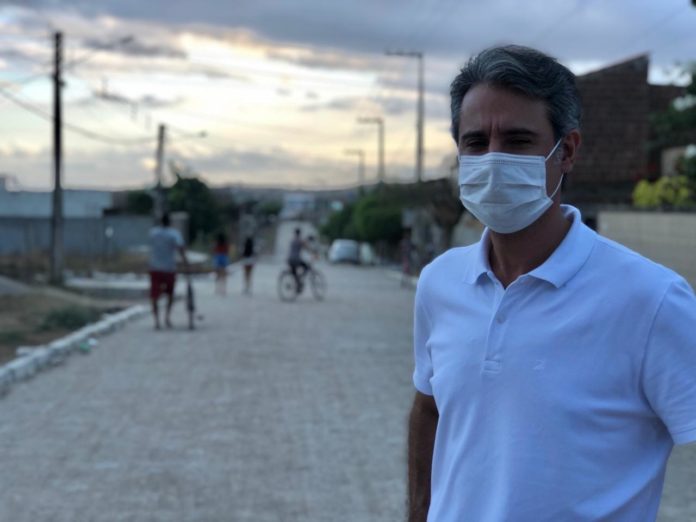 Fernando Monteiro vistoriando obras no Agreste