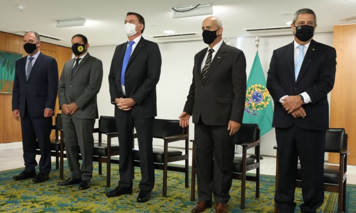 Bolsonaro dá posse a seis ministros