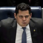 Revista acusa Alcolumbre de ter operado ‘rachadinha’; senador nega