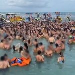 Multidão dança e aglomera durante festa ilegal em área de preservação no litoral alagoano