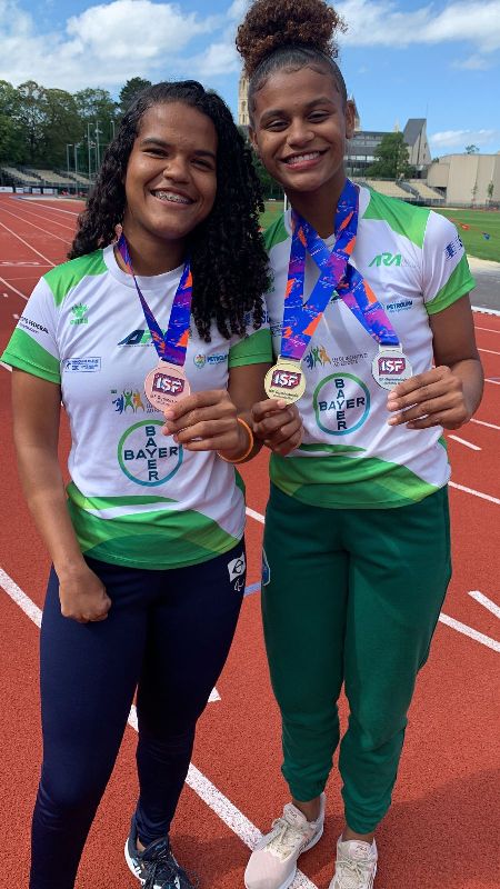 Evelyn e Alanny celebram medalhas conquistadas
