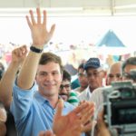 Em festa do trabalhador, Miguel Coelho afirma que especialidade do PSB é gerar desemprego e perseguir quem produz
