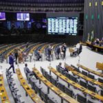 Câmara pode votar projeto que torna combustíveis e energia serviços essenciais