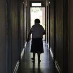 Como evitar acidentes domésticos com idosos: especialista orienta famílias