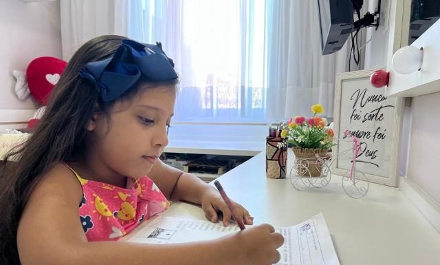 Família negra e pai policial: Menina de 8 anos da baixada do Rio entra para sociedade de alto QI com uma das maiores pontuações do país