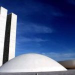 Bate-boca, tapa na mesa e leitura dinâmica: tramitação da PEC Eleitoral gera confusão na Câmara