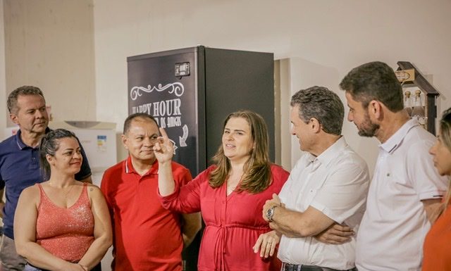 Em Ipubi, Marília Arraes é recebida pelo vereador Cezar Vicente e por Valdemar Filho, que já foi candidato a prefeito da cidade