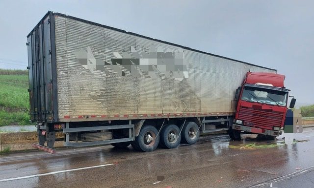 Motorista é arremessado de caminhão após bater na mureta central da BR 101 em Escada