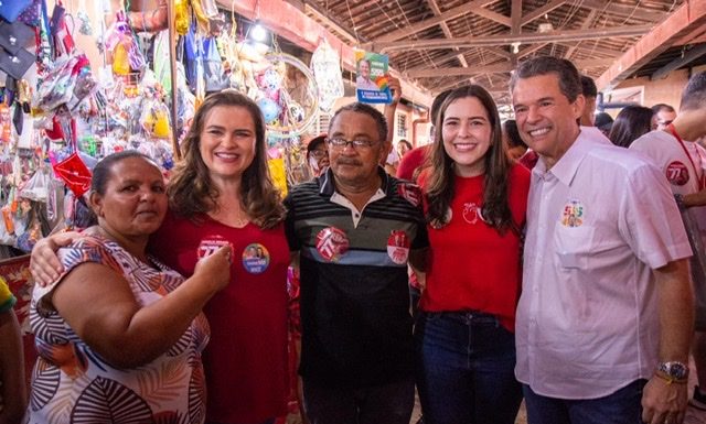 Marília Arraes participa de caminhada na feira de Nova Descoberta, Zona Norte do Recife