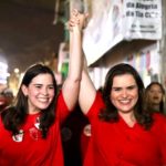 Maria Arraes inicia campanha de rua com caminhada em Roda de Fogo, ao lado de Marília Arraes