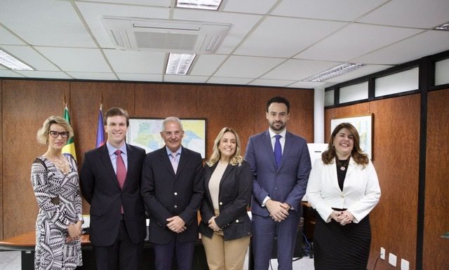 Após registrar candidatura, Miguel Coelho visita presidente do TRE e reafirma confiança no sistema eleitoral