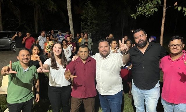 Em Porto de Galinhas, Maria Arraes recebe apoio de Presbítero Maurício, liderança comunitária