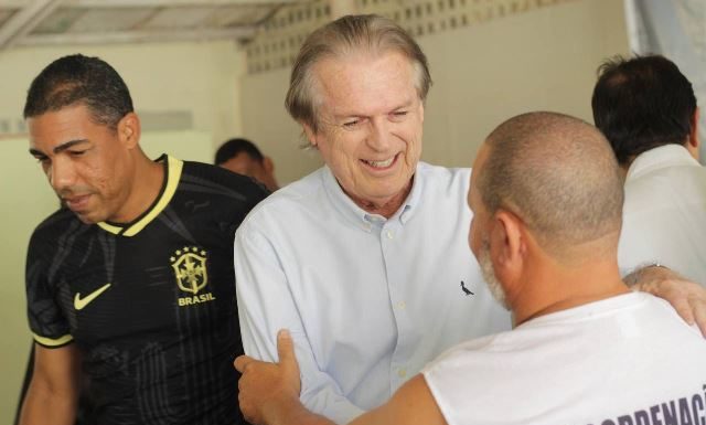 Luciano Bivar visita e vai apoiar instituições sociais de comunidades do Recife