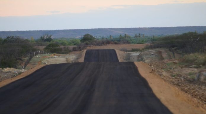 Estado vistoria andamento de obras de infraestrutura nos Sertões do Araripe e Central; PE-499 na lista