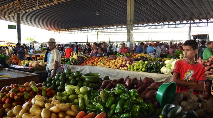 Dia do Feirante: Prefeitura homenageia quem leva produtos frescos para mesa dos petrolinenses