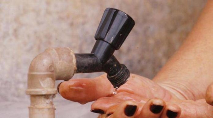 Moradora da comunidade Alazão em Cabrobó, cobra abastecimento de água por parte da Compesa