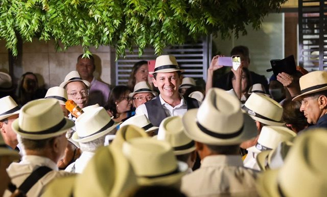 A ‘Serenata da Nossa Petrolina’ é sucesso e reúne milhares de apaixonados pela boa música