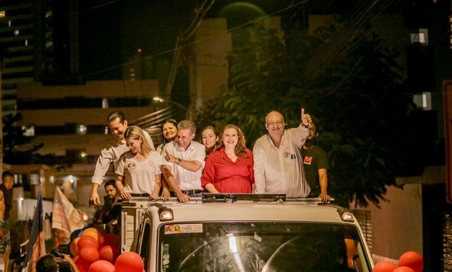 Marília Arraes e André de Paula participam de grande carreata em Caruaru