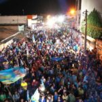 Miguel e prefeita Helbinha arrastam multidão em caminhada histórica em Trindade