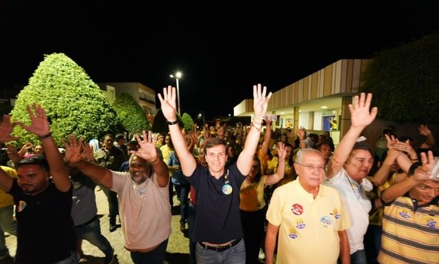 Miguel e prefeito Sávio arrastam multidão em caminhada por Tuparetama