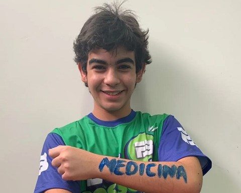 Adolescente que passou em medicina aos 13 avança quatro séries e deve concluir ensino médio aos 14 anos