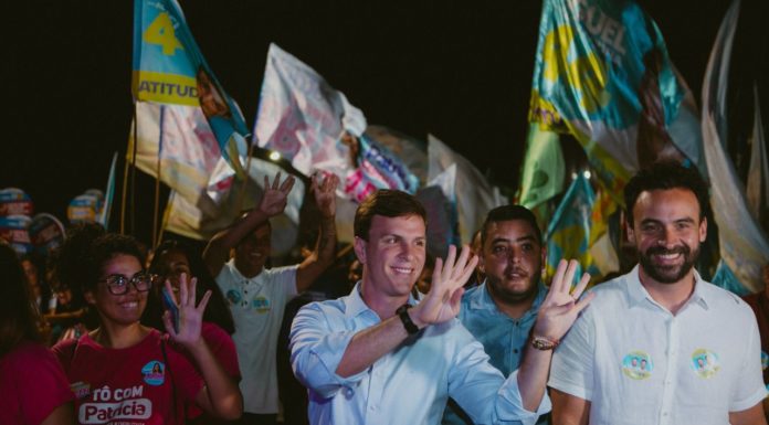 Miguel faz caminhada no Janga e assegura investimentos para saneamento em Paulista