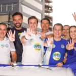 Onda azul invade as ruas de Caruaru com megacarreata de Miguel Coelho