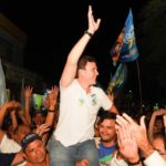 Nos braços do povo de Carpina, Miguel Coelho puxa grande caminhada com ex-prefeitos da Mata Norte