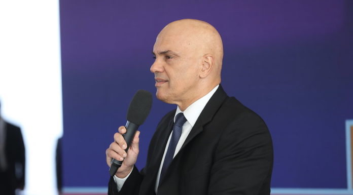 Moraes determina liberação de vias ocupadas por caminhoneiros que não aceitam resultado das eleições