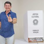 Prefeito Simão Durando votou no final da manhã deste domingo