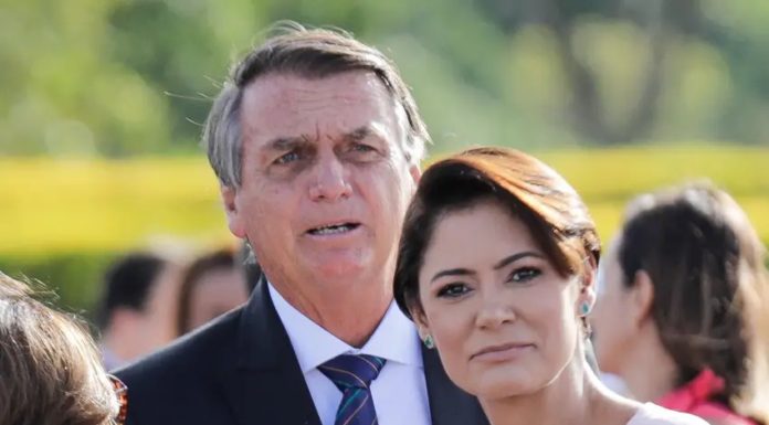 ‘Seguimos firmes’, diz Michelle após redes repercutirem que Bolsonaro não a segue no Instagram