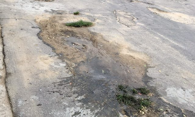 Moradores da Agamenom Magalhães cobram providências da gestão municipal em relação a problema antigo de esgoto na rua