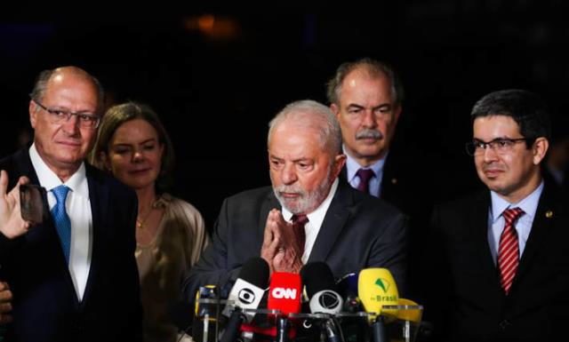 Lula intervém para barrar protestos no PT sobre equipe de transição