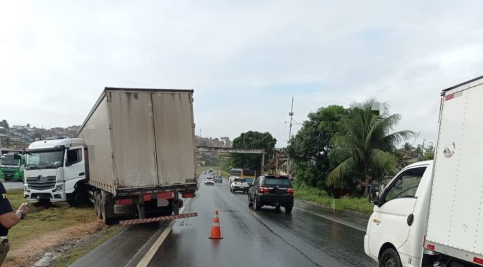 Motorista perde controle de caminhão e sai da pista na BR-101
