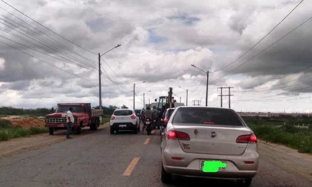 Caminhão fica atravessado e provoca congestionamento na Avenida Transnordestina em Petrolina