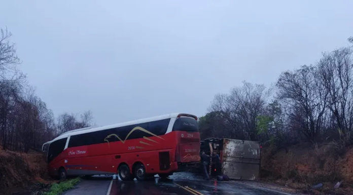 Acidente envolvendo carretas e ônibus deixa 10 pessoas feridas na BR-242