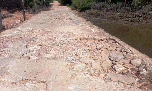 Moradora chama atenção para situação da ponte sobre o Riacho de Baixo em Belém do São Francisco